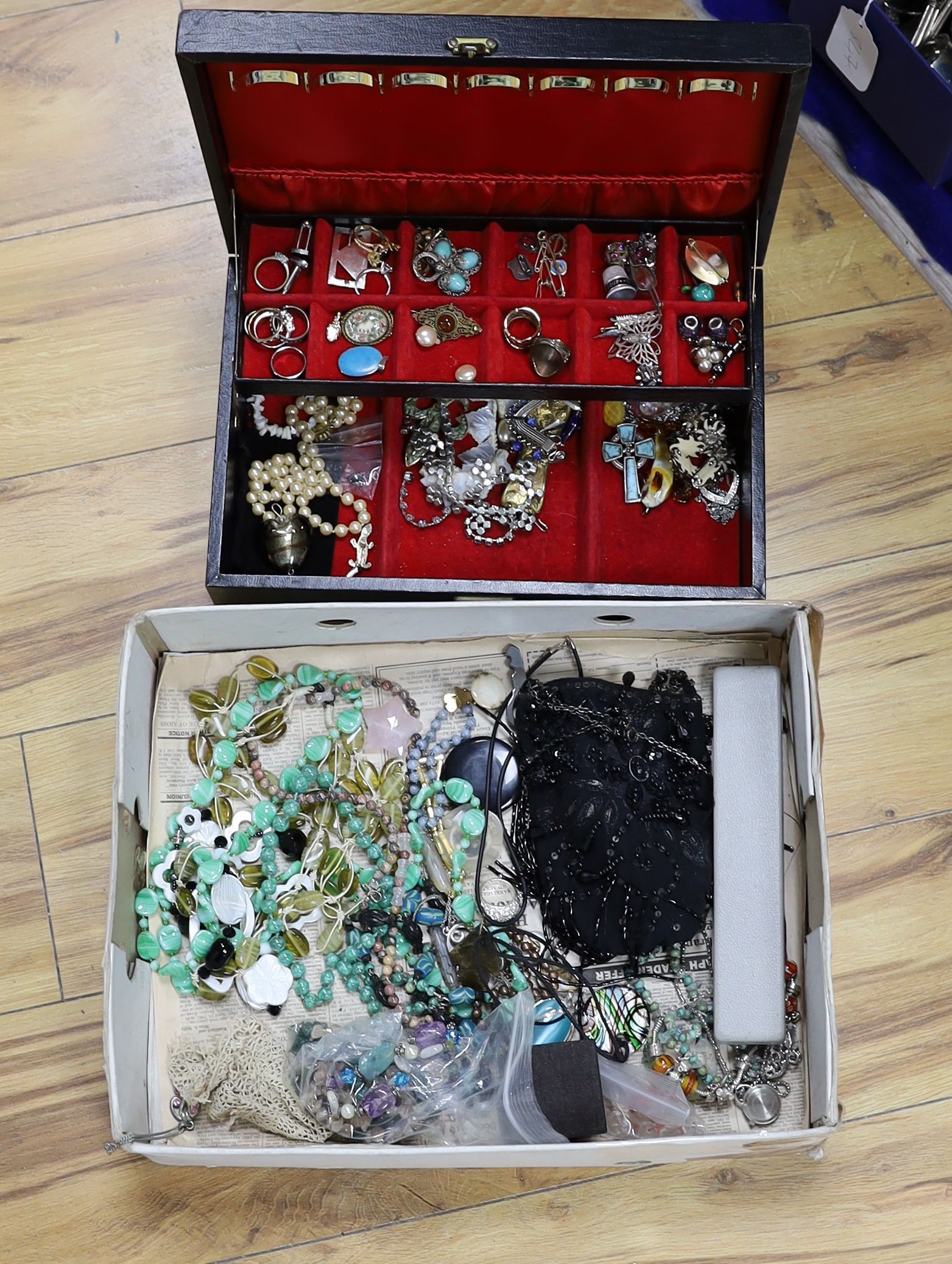 A large quantity of assorted costume jewellery.